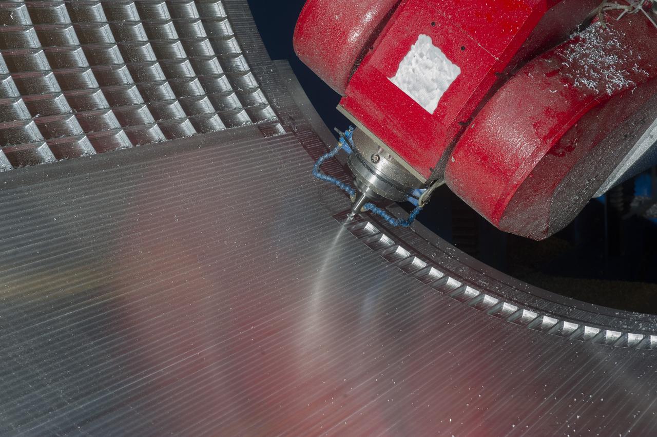 7-AXIS MILLING MACHINE CUTS ORTHOGRID TOOL PATH ON 8 FOOT CF1 BARREL IN SUPPORT OF SHELL BUCKLE TESTING