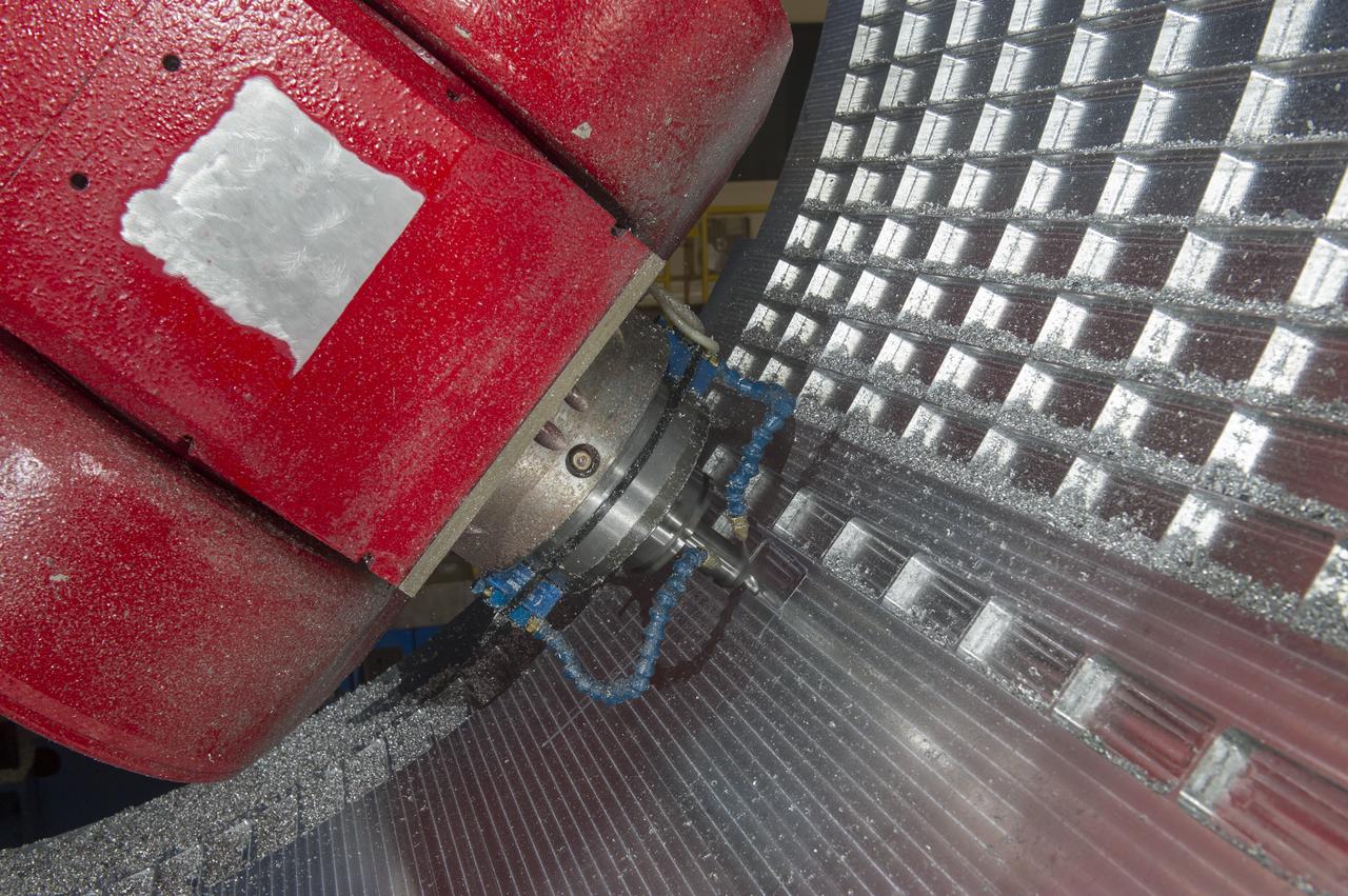 7-AXIS MILLING MACHINE CUTS ORTHOGRID TOOL PATH ON 8 FOOT CF1 BARREL IN SUPPORT OF SHELL BUCKLE TESTING