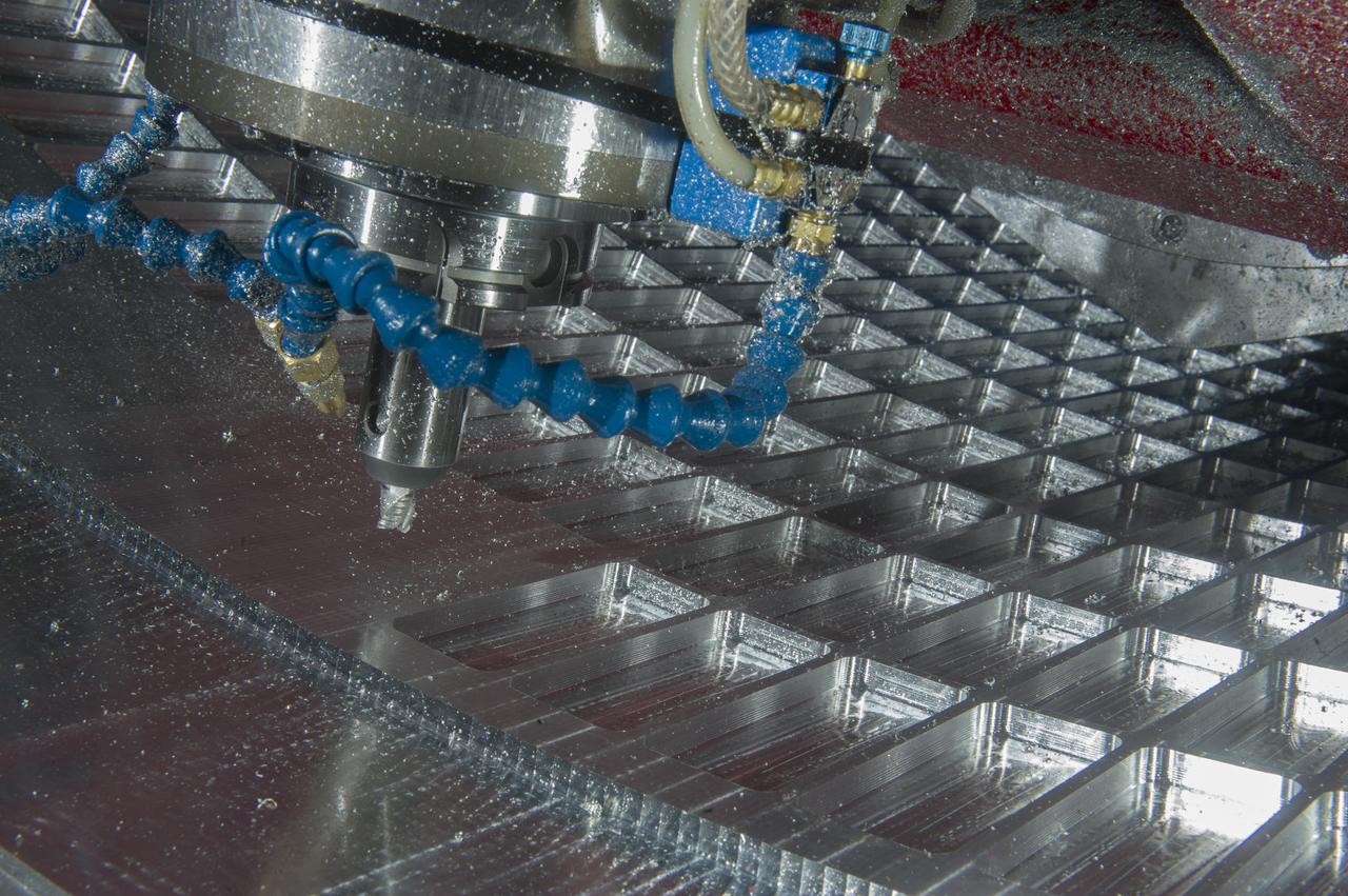 7-AXIS MILLING MACHINE CUTS ORTHOGRID TOOL PATH ON 8 FOOT CF1 BARREL IN SUPPORT OF SHELL BUCKLE TESTING