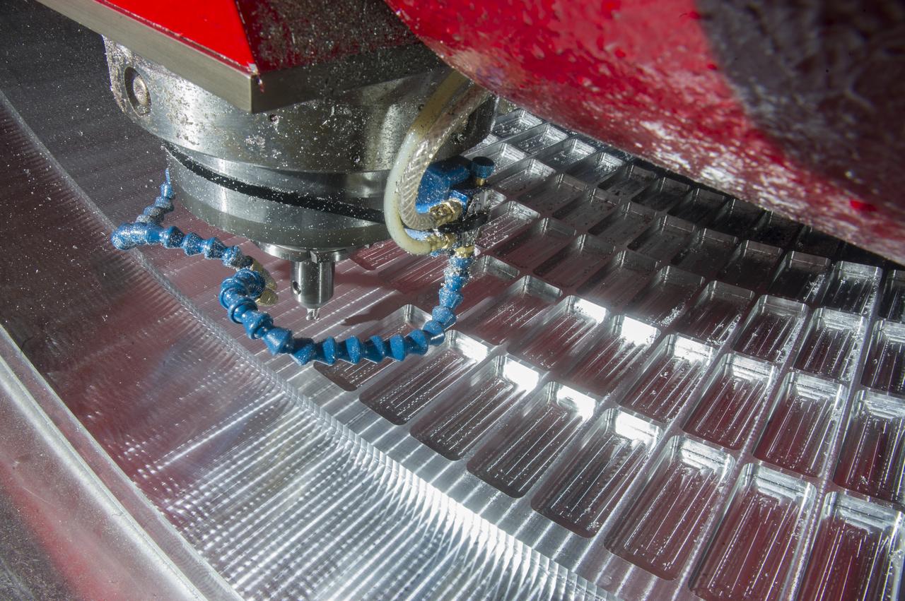 7-AXIS MILLING MACHINE CUTS ORTHOGRID TOOL PATH ON 8 FOOT CF1 BARREL IN SUPPORT OF SHELL BUCKLE TESTING