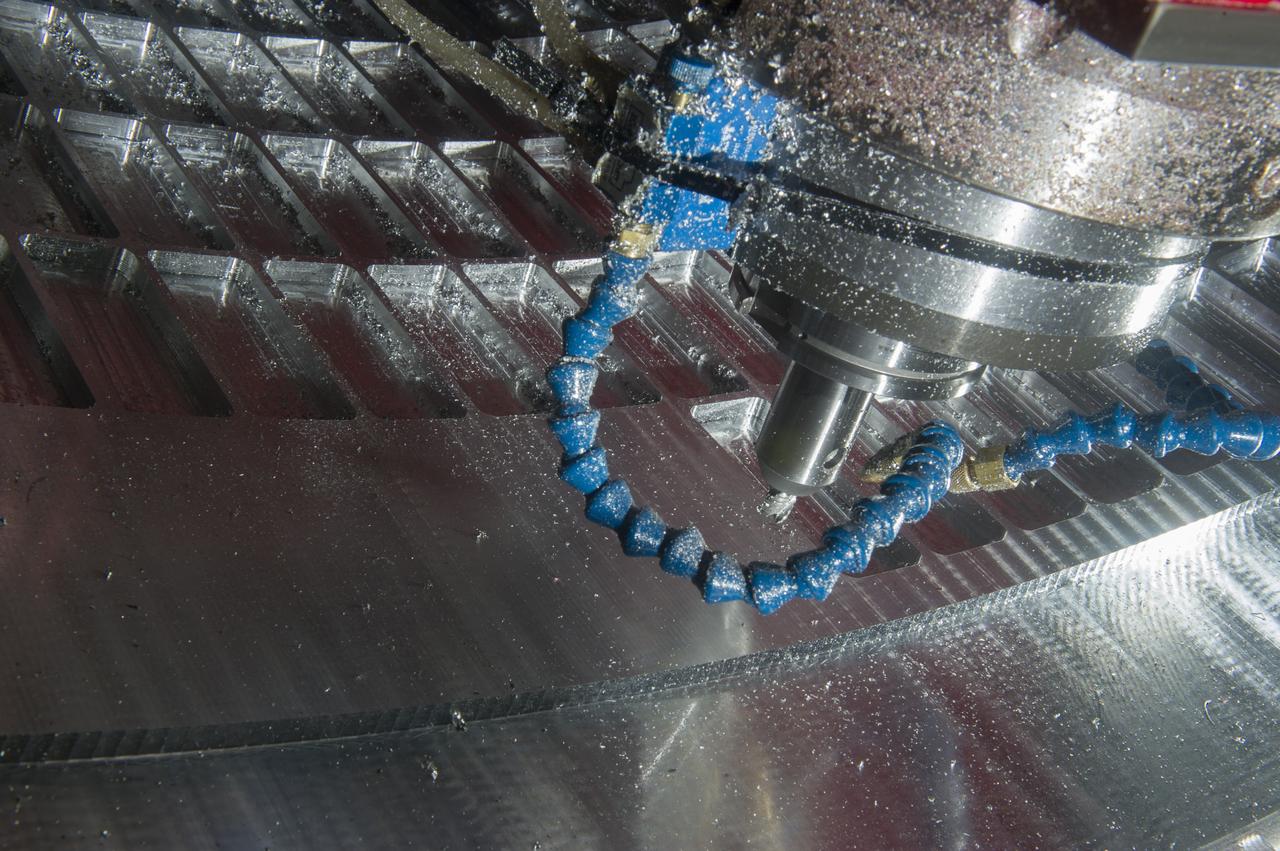 7-AXIS MILLING MACHINE CUTS ORTHOGRID TOOL PATH ON 8 FOOT CF1 BARREL IN SUPPORT OF SHELL BUCKLE TESTING