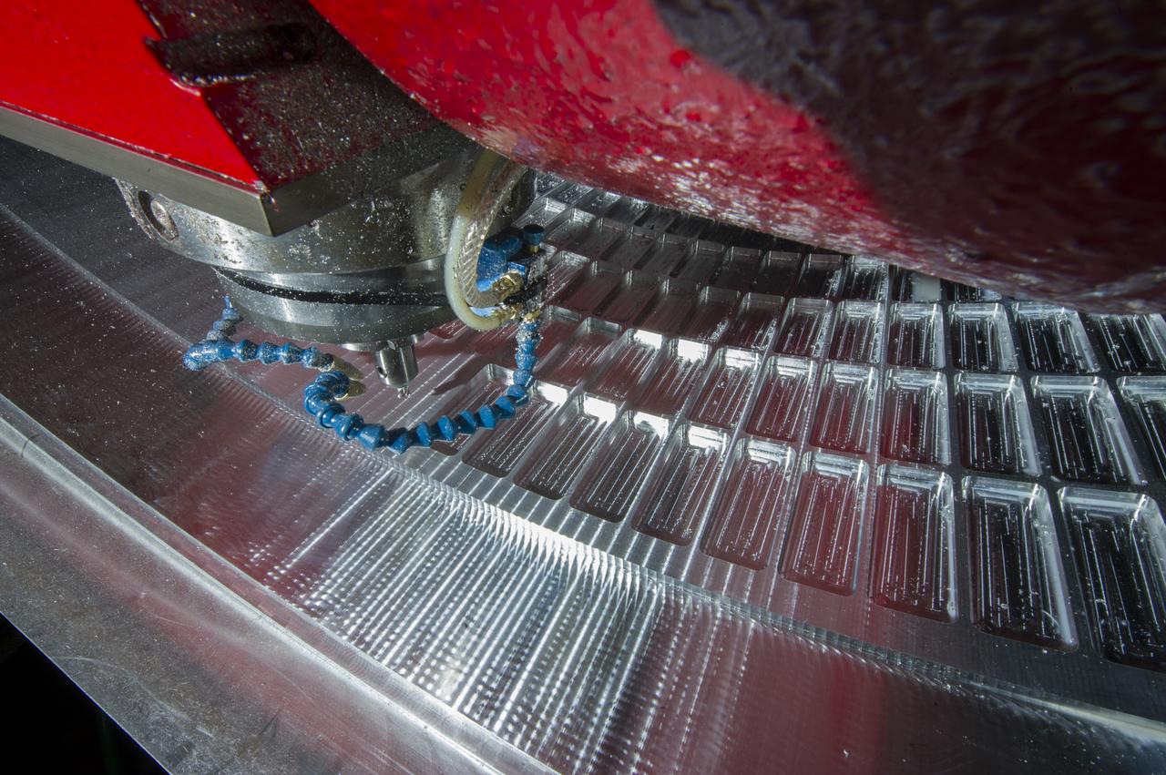 7-AXIS MILLING MACHINE CUTS ORTHOGRID TOOL PATH ON 8 FOOT CF1 BARREL IN SUPPORT OF SHELL BUCKLE TESTING