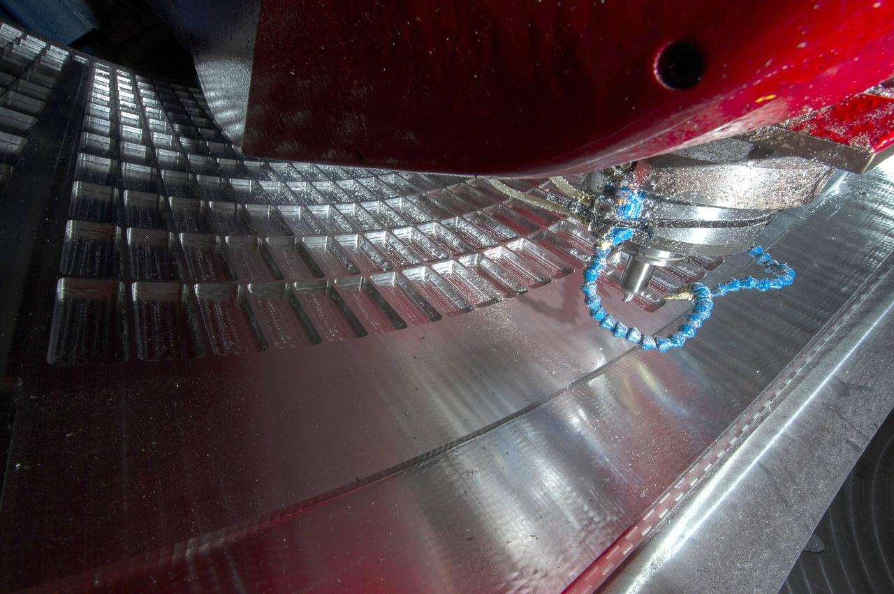 7-AXIS MILLING MACHINE CUTS ORTHOGRID TOOL PATH ON 8 FOOT CF1 BARREL IN SUPPORT OF SHELL BUCKLE TESTING