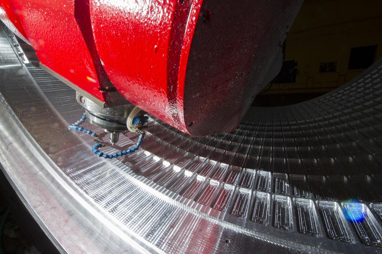 7-AXIS MILLING MACHINE CUTS ORTHOGRID TOOL PATH ON 8 FOOT CF1 BARREL IN SUPPORT OF SHELL BUCKLE TESTING