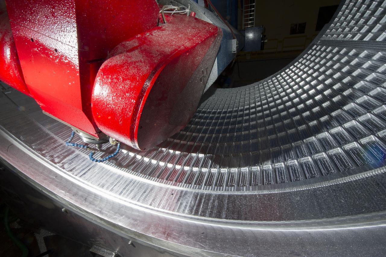 7-AXIS MILLING MACHINE CUTS ORTHOGRID TOOL PATH ON 8 FOOT CF1 BARREL IN SUPPORT OF SHELL BUCKLE TESTING