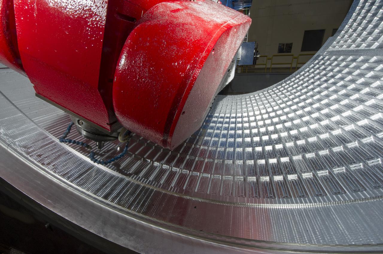 7-AXIS MILLING MACHINE CUTS ORTHOGRID TOOL PATH ON 8 FOOT CF1 BARREL IN SUPPORT OF SHELL BUCKLE TESTING