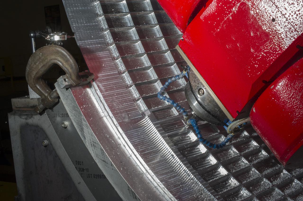 7-AXIS MILLING MACHINE CUTS ORTHOGRID TOOL PATH ON 8 FOOT CF1 BARREL IN SUPPORT OF SHELL BUCKLE TESTING