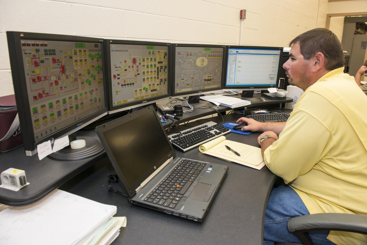 CHRIS SMITH MONITORS TESTING OF THE CPST (CRYOTANK) TANK TEST IN BUILDING 4561 IN THE EAST TEST AREA.