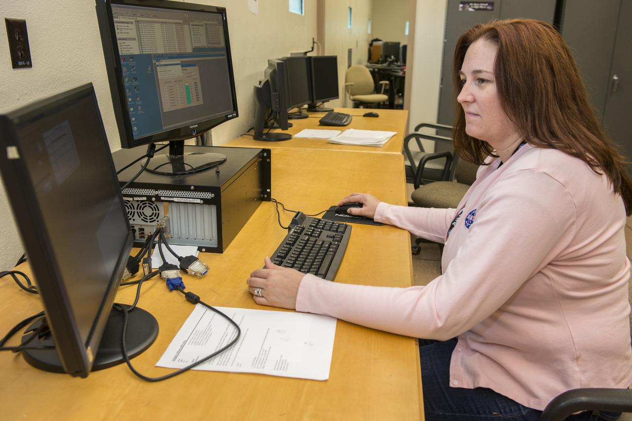 BECKY CROWNOVER MONITORS TESTING OF THE CPST (CRYOTANK) TANK TEST IN BUILDING 4561 IN THE EAST TEST AREA