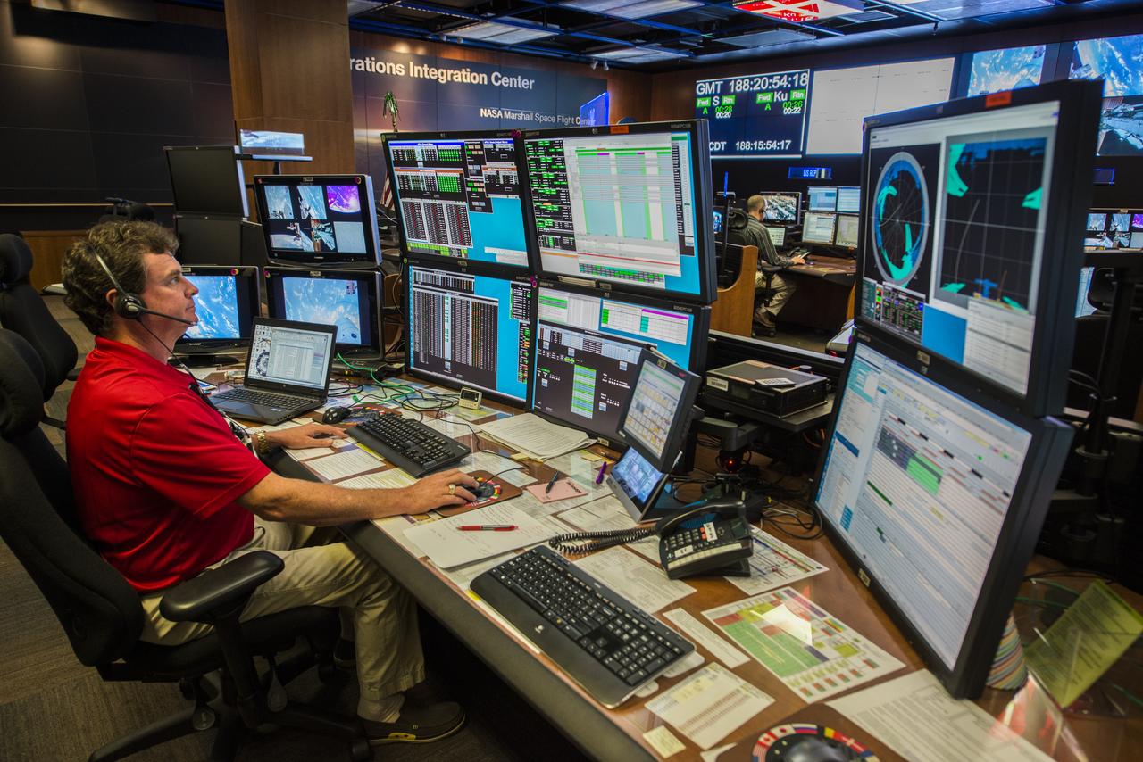 MARK ROBERTS, DATA MANAGEMENT COORDINATOR, AT HIS WORKSTATION IN THE PAYLOAD OPERATIONS INTEGRATION CENTER (POIC).