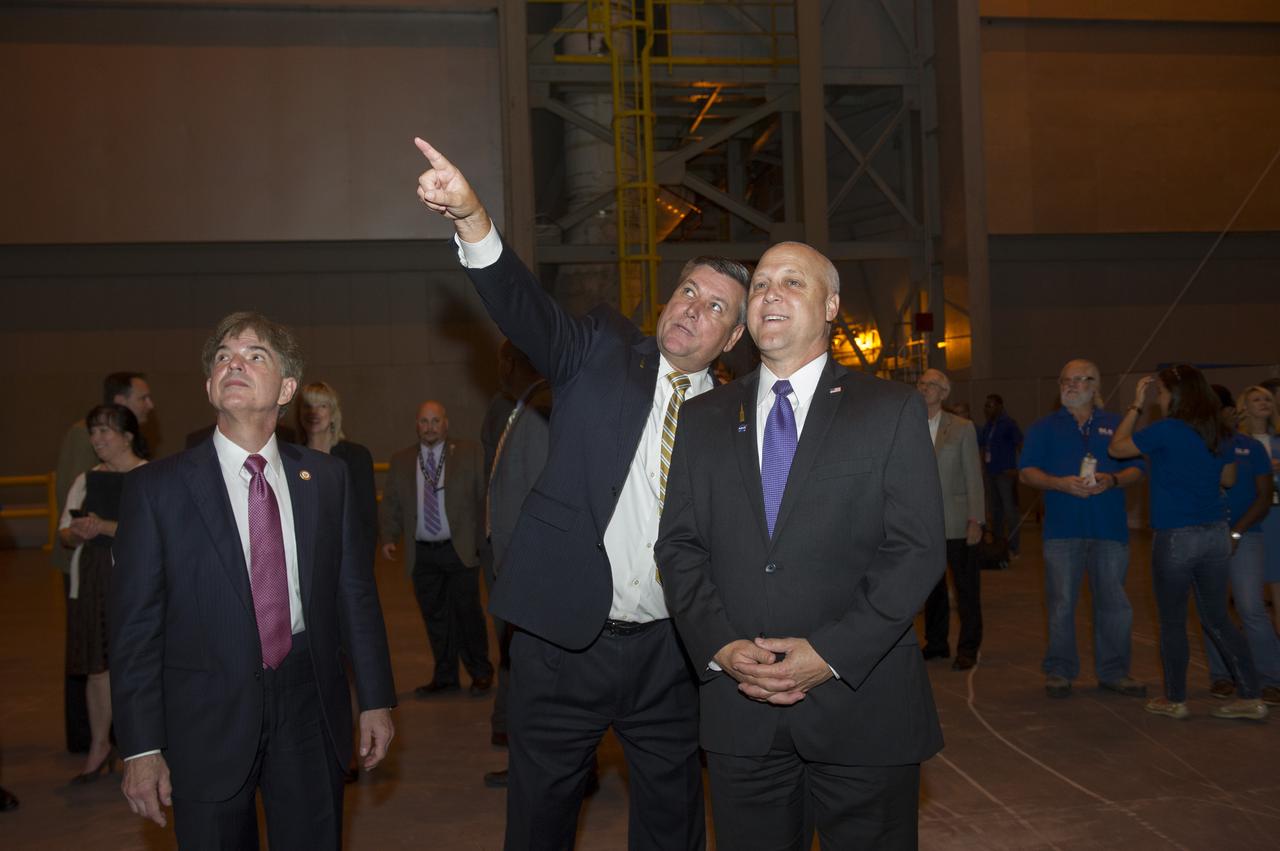 PATRICK SCHEUERMANN POINTS OUT FEATURES OF VERTICAL ASSEMBLY CENTER TO NEW ORLEANS MAYOR MITCH LANDRIEU