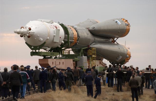 NASA image: Expedition 7 Rollout