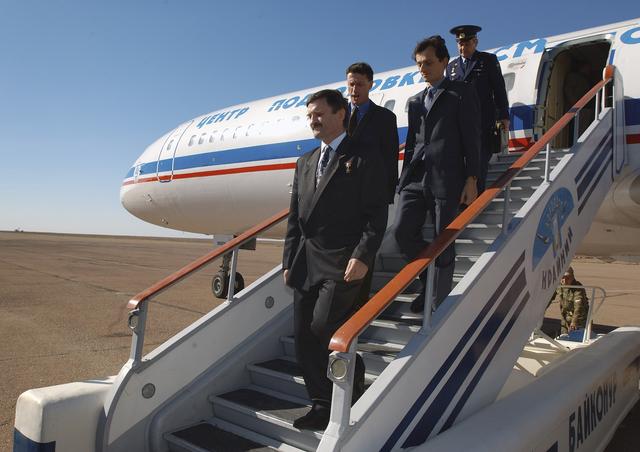 Expedition 8 Arrival