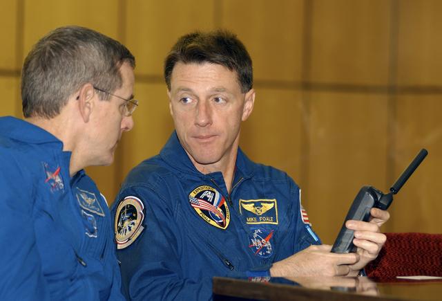 NASA image: Expedition 8 Launch Briefing