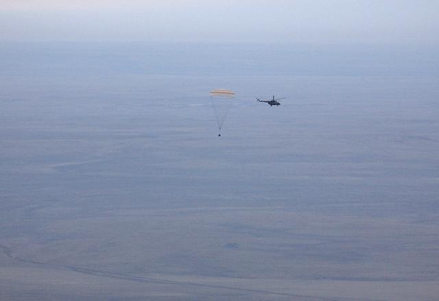 NASA image: Expedition 7 Landing