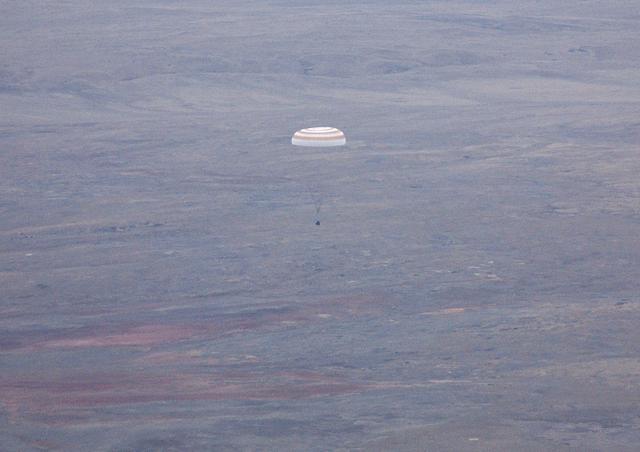 NASA image: Expedition 7 Landing