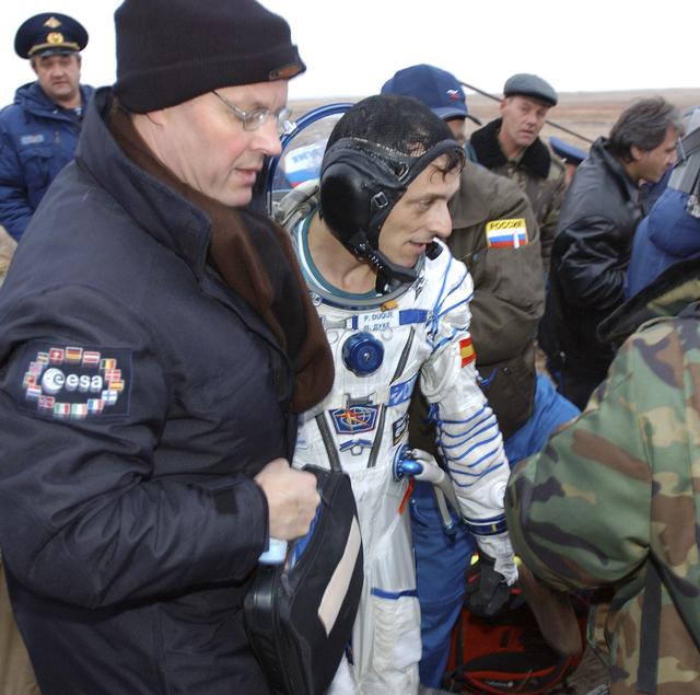 NASA image: Expedition 7 Landing