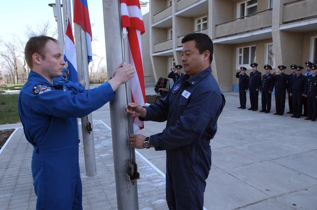 NASA image: Expedition 9 Preflight Activities
