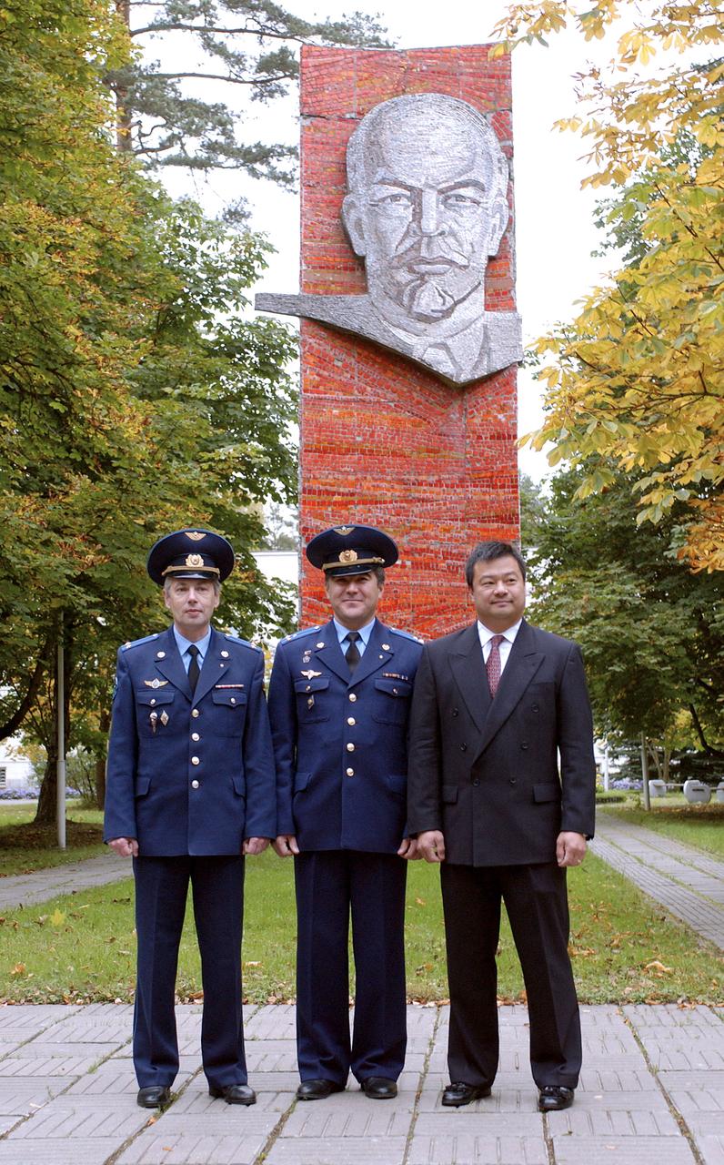 Expedition 10 Commander and NASA Science Officer Leroy Chiao, right, Flight Engineer and Soyuz Commander Salizhan Sharipov and Russian Space Forces cosmonaut Yuri Shargin, left, pose for photos Monday, Oct. 4, 2004, at Star City, Russia as they prepare for their October 14th launch on the Soyuz TMA-5 spacecraft to the International Space Station.  Photo Credit (NASA/Bill Ingalls)