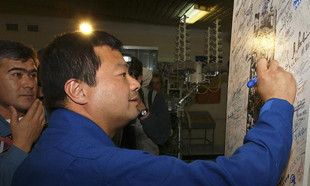 NASA image: Expedition 10 Preflight