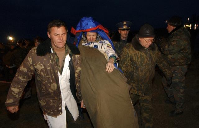 Expedition 9 Landing