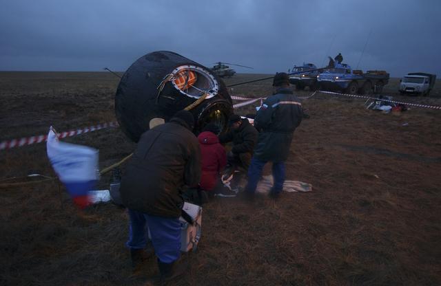 NASA image: Expedition 9 Landing