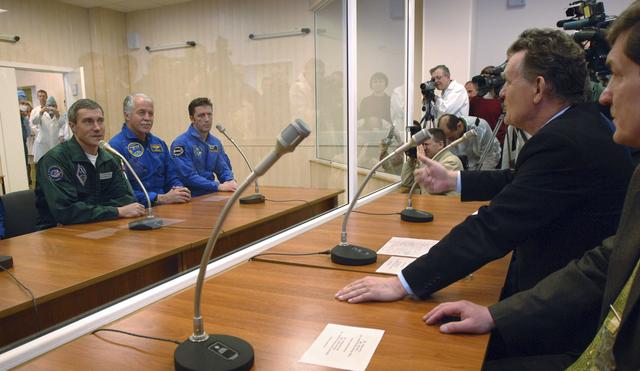 NASA image: Expedition 11 Soyuz Inspection