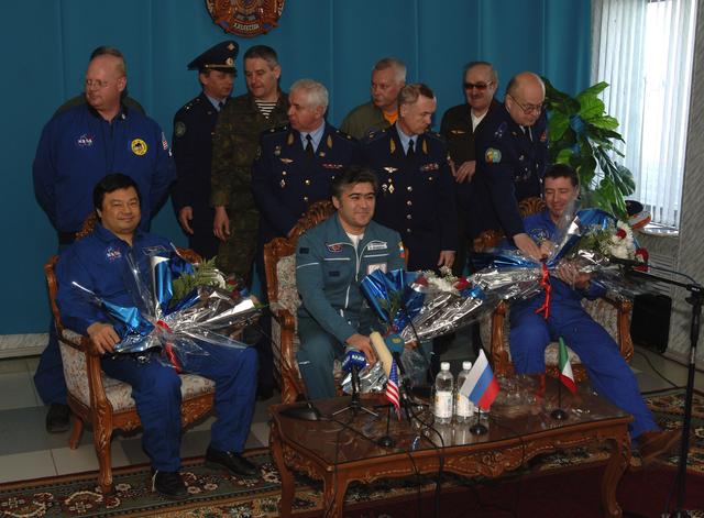 Expedition 10 Landing