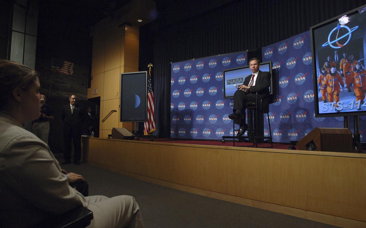 NASA Administrator Michael Griffin talks with employees during a NASA Update program at NASA Headquarters, Tuesday, June 28, 2005, in Washington.  Photo Credit: (NASA/Bill Ingalls)