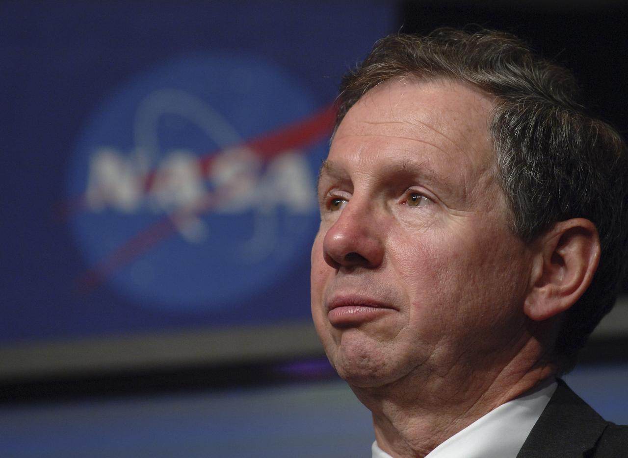 NASA Administrator Michael Griffin talks with employees during a NASA Update program at NASA Headquarters, Tuesday, June 28, 2005, in Washington.  Photo Credit: (NASA/Bill Ingalls)