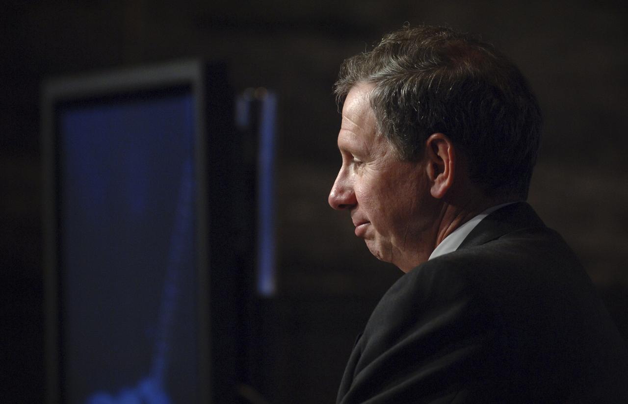 NASA Administrator Michael Griffin talks with employees during a NASA Update program at NASA Headquarters, Tuesday, June 28, 2005, in Washington.  Photo Credit: (NASA/Bill Ingalls)