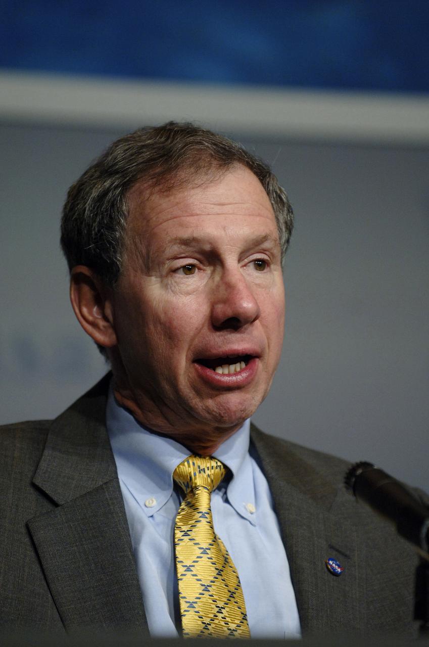 NASA Administrator Michael Griffin addresses NASA employees and members of the media about the responsibilities of the NASA centers associated with the Constellation Program for robotic and human Moon and Mars exploration during a NASA Update on Wednesday, June 5, 2006, at NASA Headquarters in Washington. Photo Credit: (NASA/Bill Ingalls)