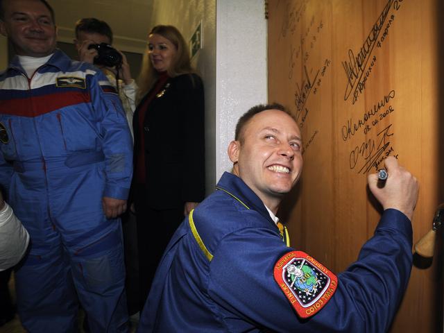 NASA image: Expedition 18 Door Signing