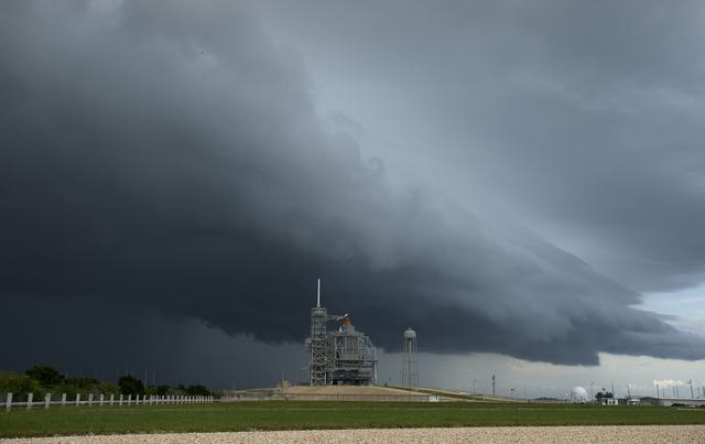 NASA image: Space Shuttle Endeavour on Pad 39a