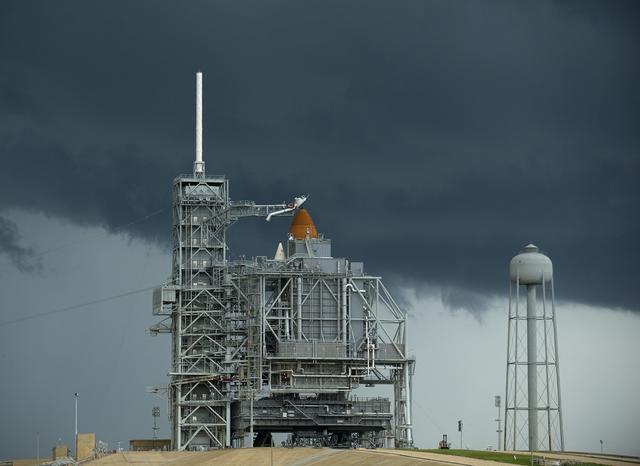 NASA image: Space Shuttle Endeavour on Pad 39a