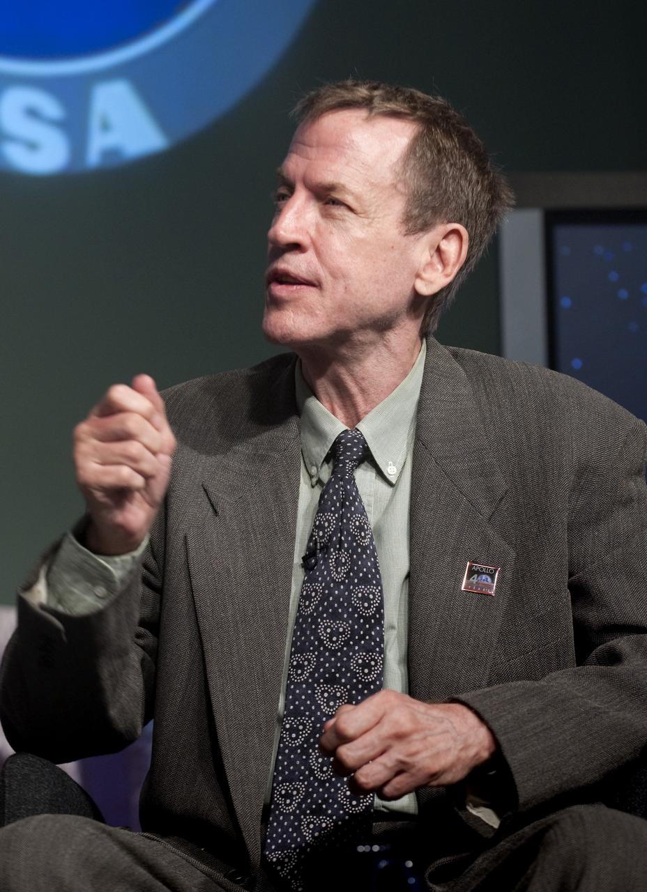 Craig Nelson, author of "Rocket Men: The Epic Story of the First Men on the Moon" speaks during an Apollo History and Legacy roundtable discussion, Thursday, July 16, 2009, at NASA Headquarters in Washington. Photo Credit: (NASA/Paul E. Alers)