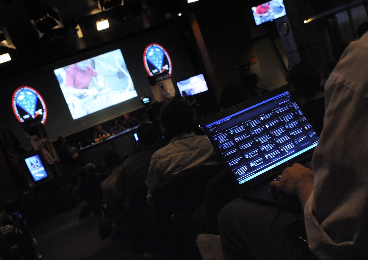 Guests use their laptop computers to "Tweet" and follow a NASA STS-125 crew presentation on Twitter at the NASA Tweetup event held at NASA Headquarters, July 21, 2009 in Washington. Nearly 200 of NASA’s Twitter followers are in attendance.  Photo Credit: (Carla Cioffi)
