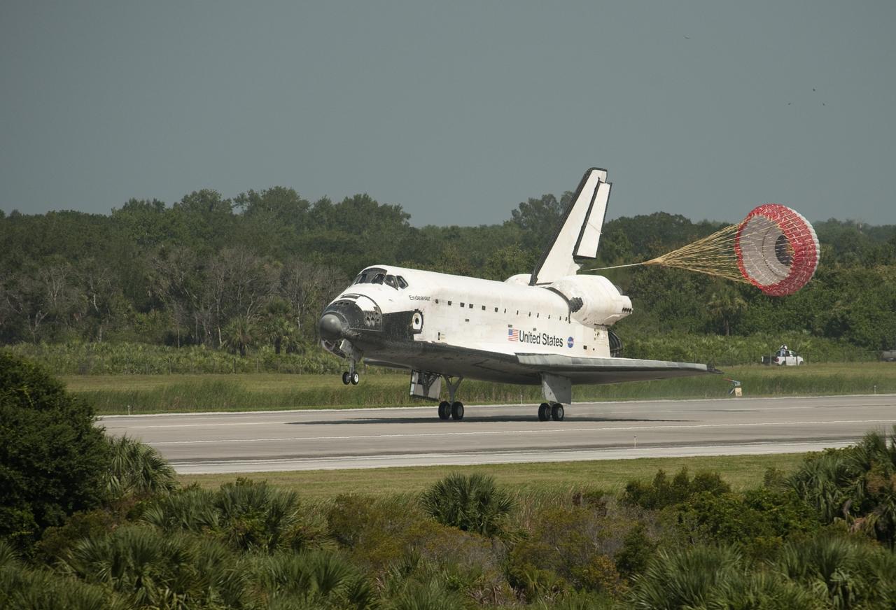 The space shuttle Endeavour and its crew land, Friday, July 31, 2009 at NASA's Kennedy Space Center in Cape Canaveral, Florida, completing a 16-day journey of more than 6.5 million miles. Endeavour delivered the final segment to the Japan Aerospace Exploration Agency's Kibo laboratory and a new crew member to the International Space Station. Photo Credit: (NASA/Bill Ingalls)