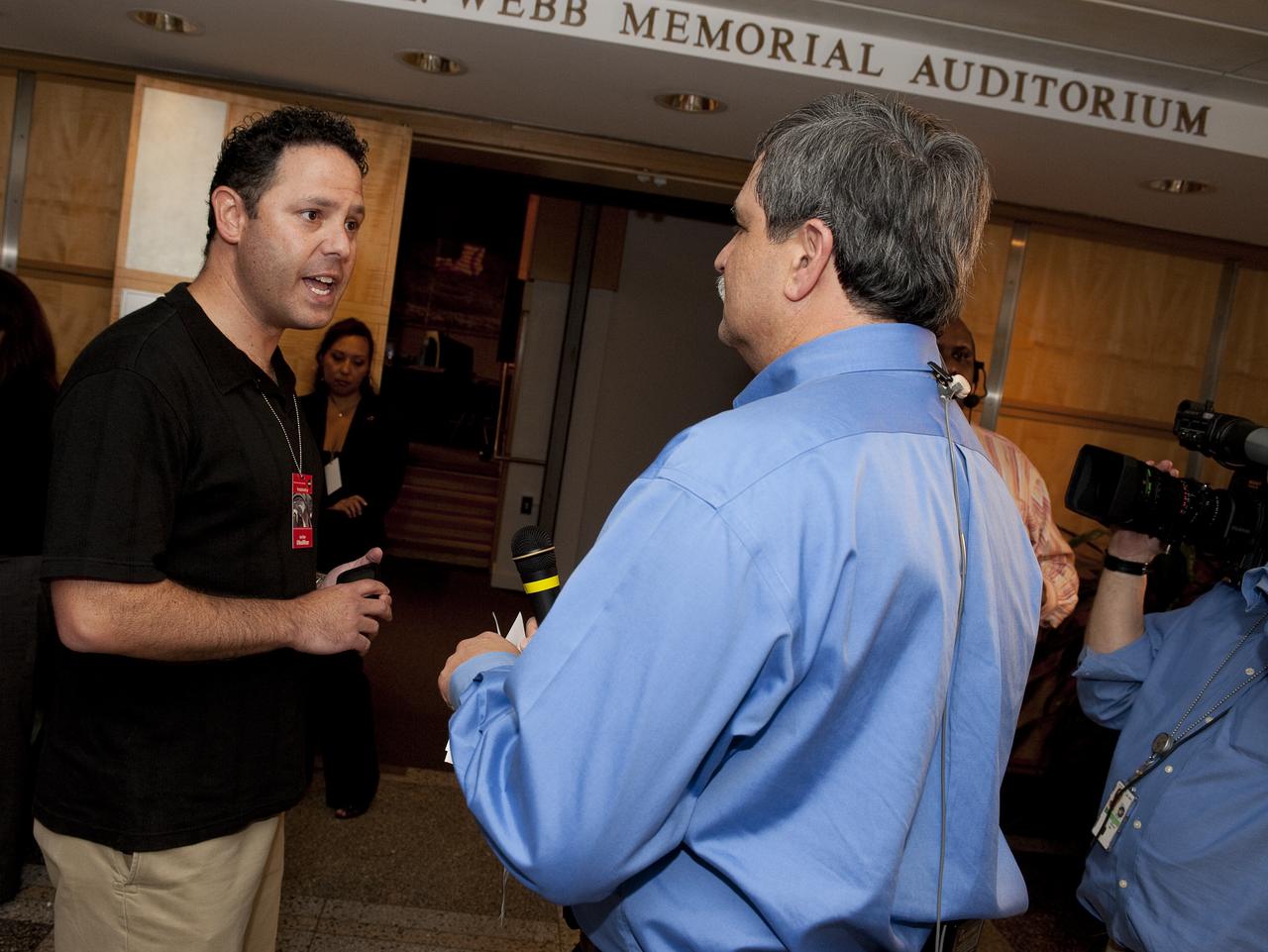 Al Feinberg from NASA Television, center, interviews a guest at the NASA Tweetup event held at NASA Headquarters, September 24, 2009 in Washington.  Nearly 200 of NASA’s Twitter followers are in attendance, which features a presentation and a question and answer session with the crew of the STS-127 shuttle mission to install new hardware and expand the Japanese Kibo laboratory on the International Space Station.  Photo Credit: (NASA/Carla Cioffi) 