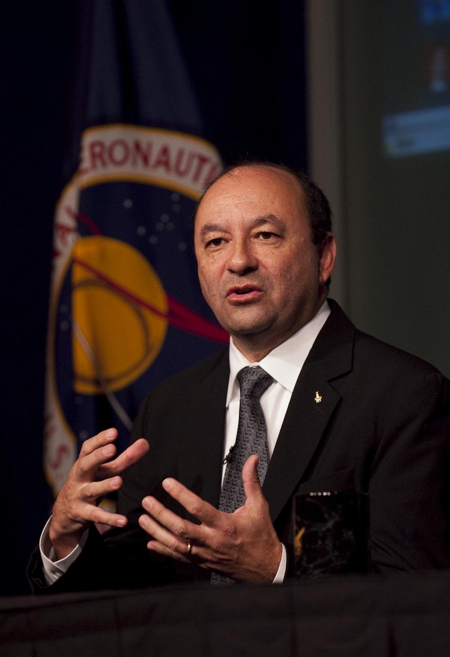 NASA Astronaut and STS-127 Mission Commander Mark Polansky, also known as @Astro_127 on Twitter, answers questions at the NASA Tweetup event held at NASA Headquarters, September 24, 2009 in Washington. Nearly 200 of NASA’s Twitter followers are in attendance. Photo Credit: (NASA/Carla Cioffi)