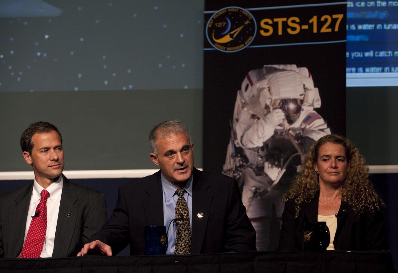 NASA Astronaut and Mission Specialist Dave Wolf, center, answers questions at the NASA Tweetup event held at NASA Headquarters, September 24, 2009 in Washington.  Nearly 200 of NASA’s Twitter followers are in attendance.  Photo Credit: (NASA/Carla Cioffi) 