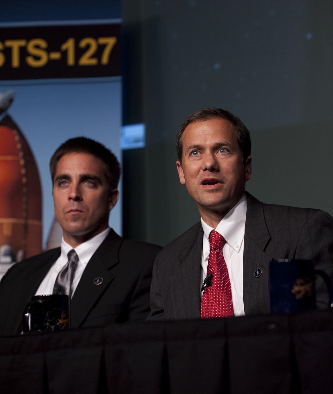 NASA Astronaut and Mission Speciliast Tom Marshburn answers questions at the NASA Tweetup event held at NASA Headquarters, September 24, 2009 in Washington. Nearly 200 of NASA’s Twitter followers are in attendance. Photo Credit: (NASA/Carla Cioffi)