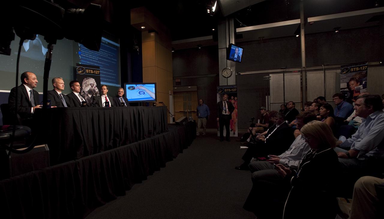 NASA Astronaut and STS-127 Mission Commander Mark Polansky, far left, answers questions at the NASA Tweetup event held at NASA Headquarters, September 24, 2009 in Washington. Nearly 200 of NASA’s Twitter followers are in attendance. Photo Credit: (NASA/Carla Cioffi)