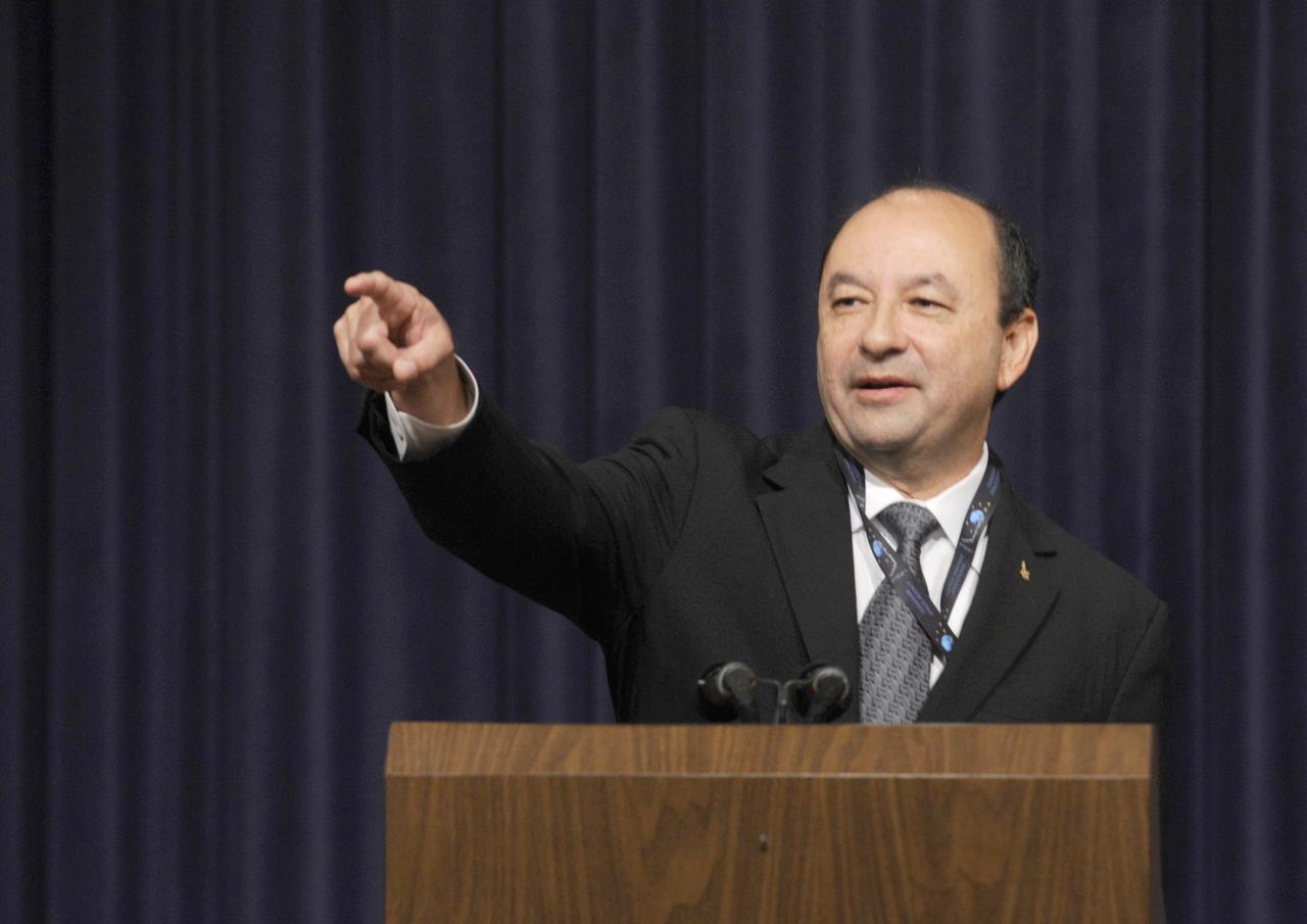 STS-127 Commander Mark Polansky speaks to White House interns at the Eisenhower Executiive Office Building in Washington, Thursday, Sept. 24, 2009. Photo Credit: (NASA/Paul E. Alers)