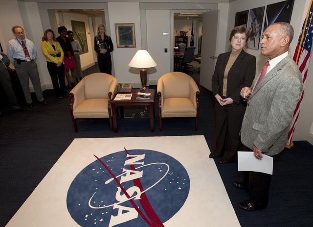 NASA image: CFO Elizabeth Robinson Swearing-in Ceremony
