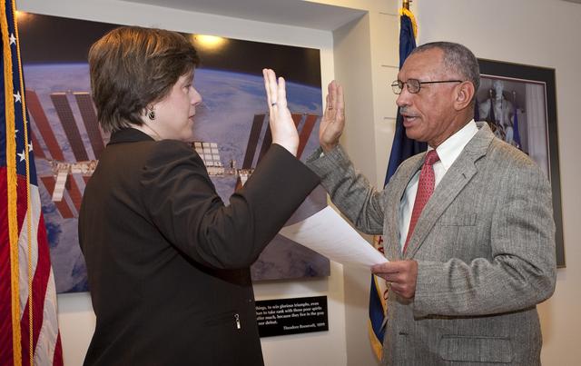 NASA image: CFO Elizabeth Robinson Swearing-in Ceremony