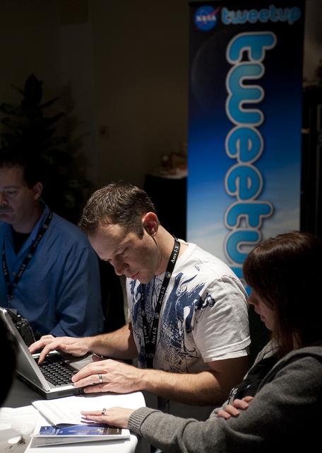 NASA image: STS-129 Tweetup