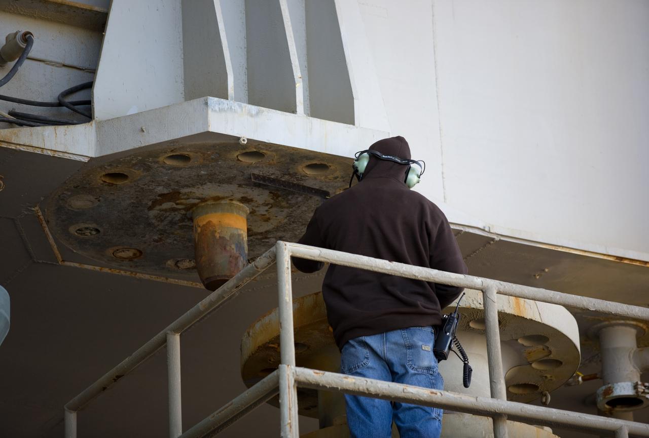 STS-130 ENDEAVOUR ROLLOUT - INCLUDES HARDDOWN