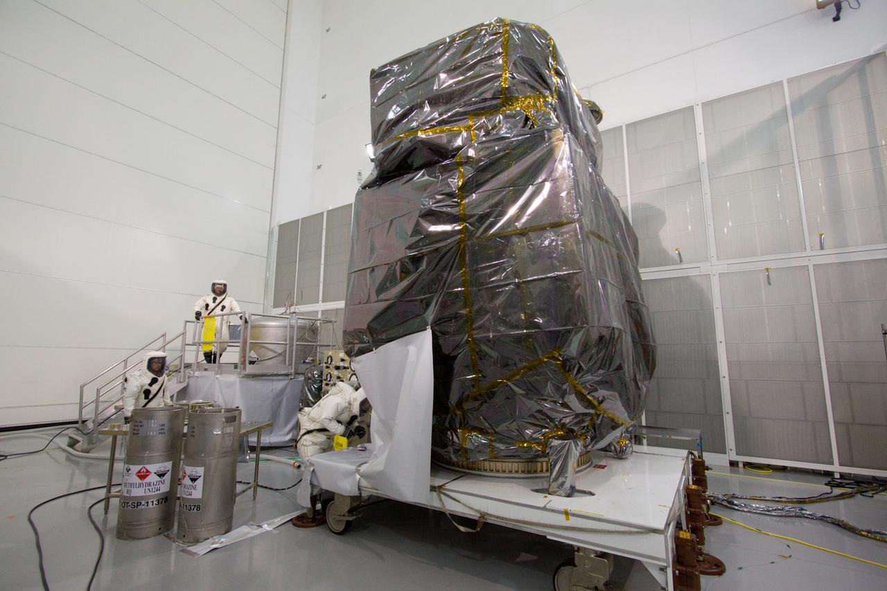 SDO FUELING PREPS FOR SATELLITE W/CREW