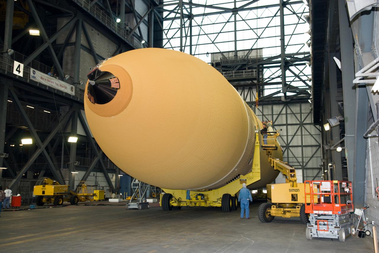 STS-131 ET-135 MOVE TO TEST CELL